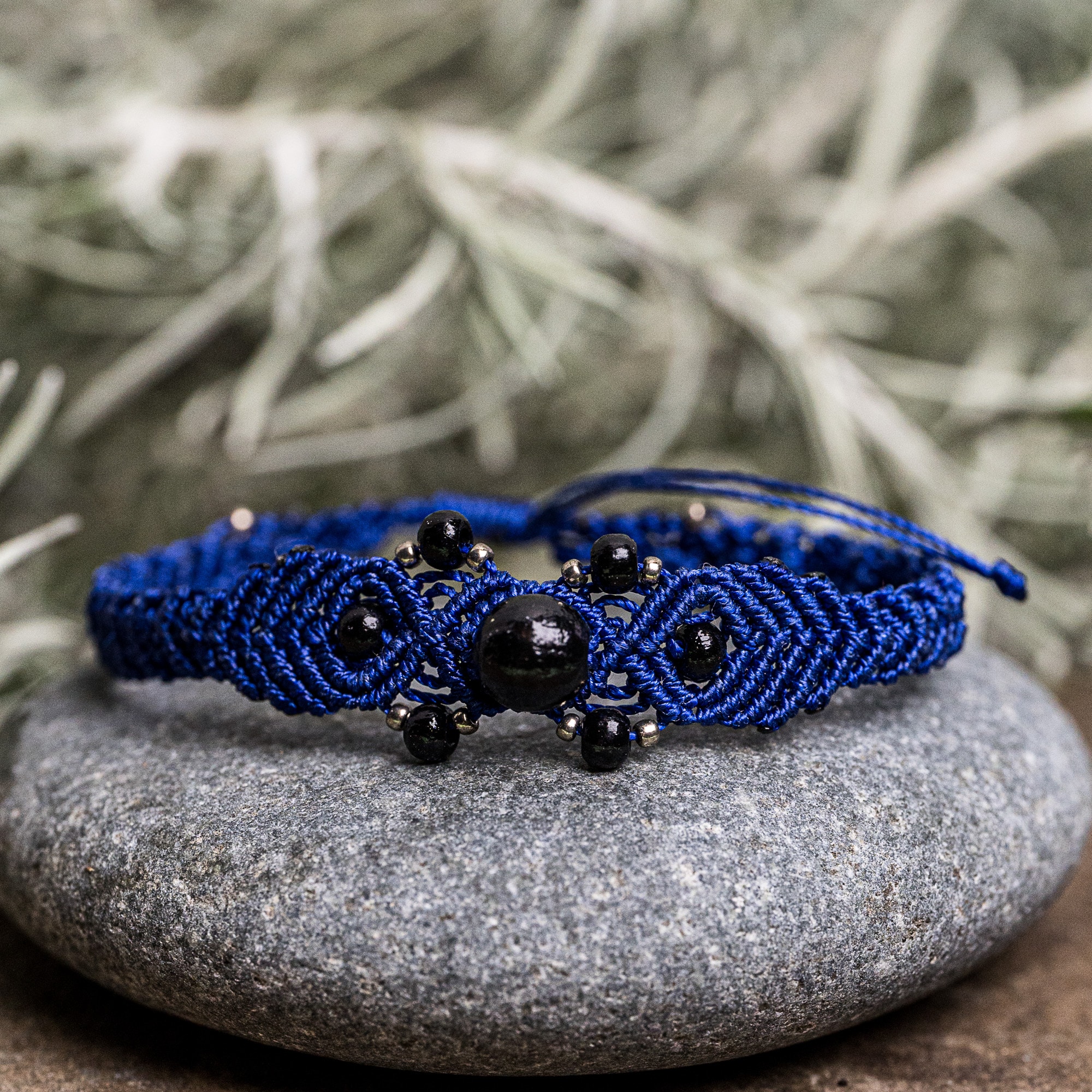 Mineraux et macrame bracelet micromacrame bleu perles bois noir 1