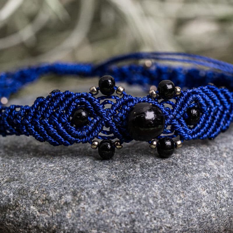 Mineraux et macrame bracelet micromacrame bleu perles bois noir 2