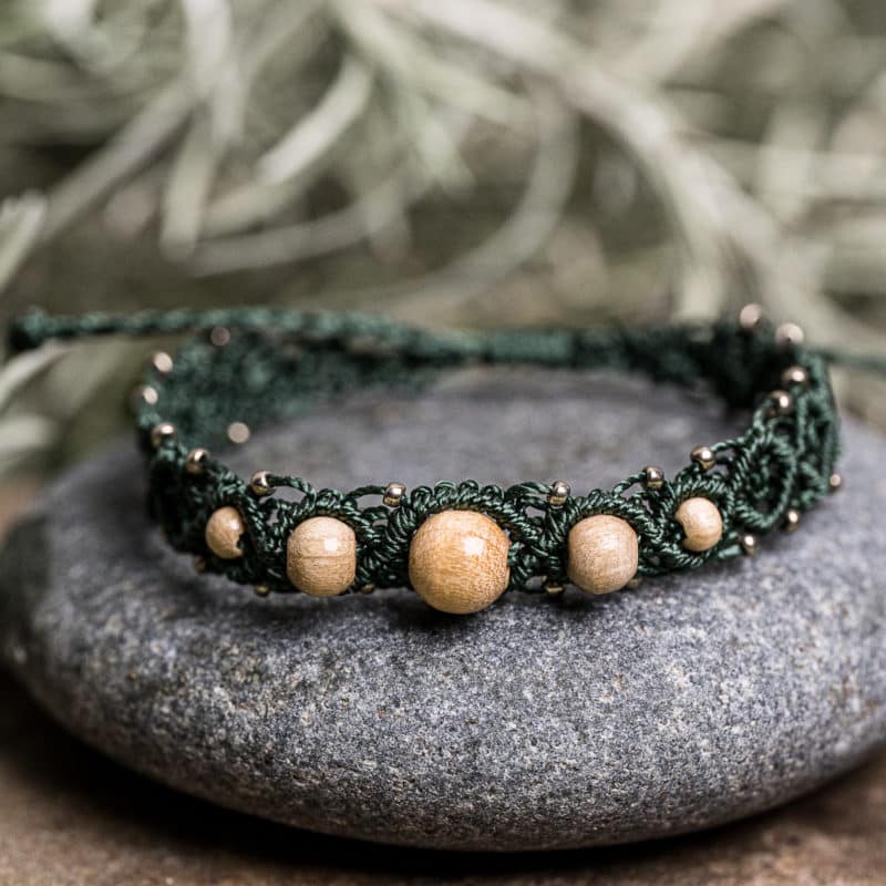 Mineraux et macrame bracelet micromacrame vert perles bois clair 1