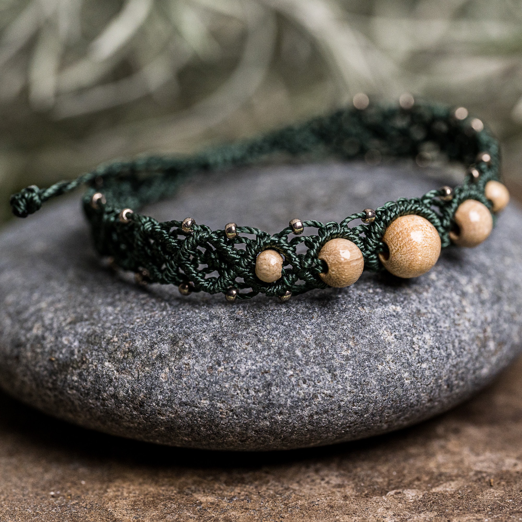 Mineraux et macrame bracelet micromacrame vert perles bois clair 2