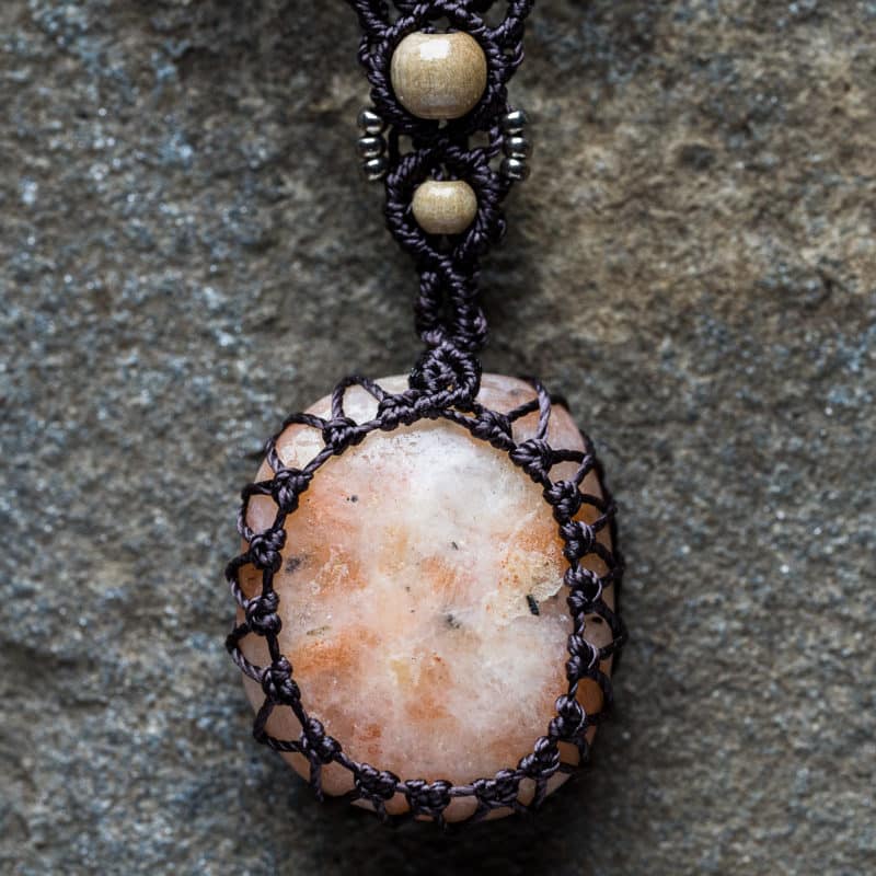 Mineraux et macrame collier micro macrame pierre de soleil 2