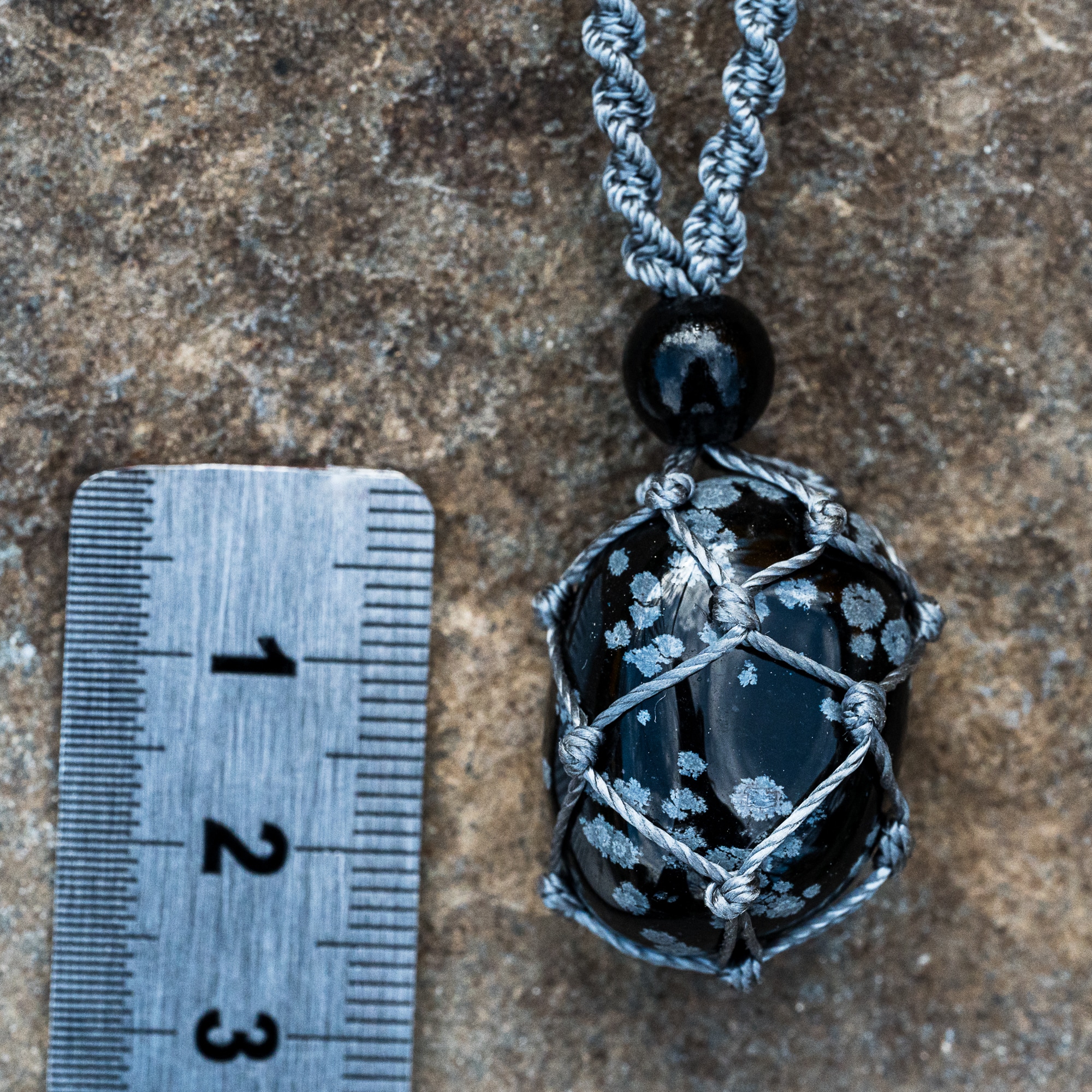 Mineraux et macrame collier micro macrame Obsidienne mouchetee 1