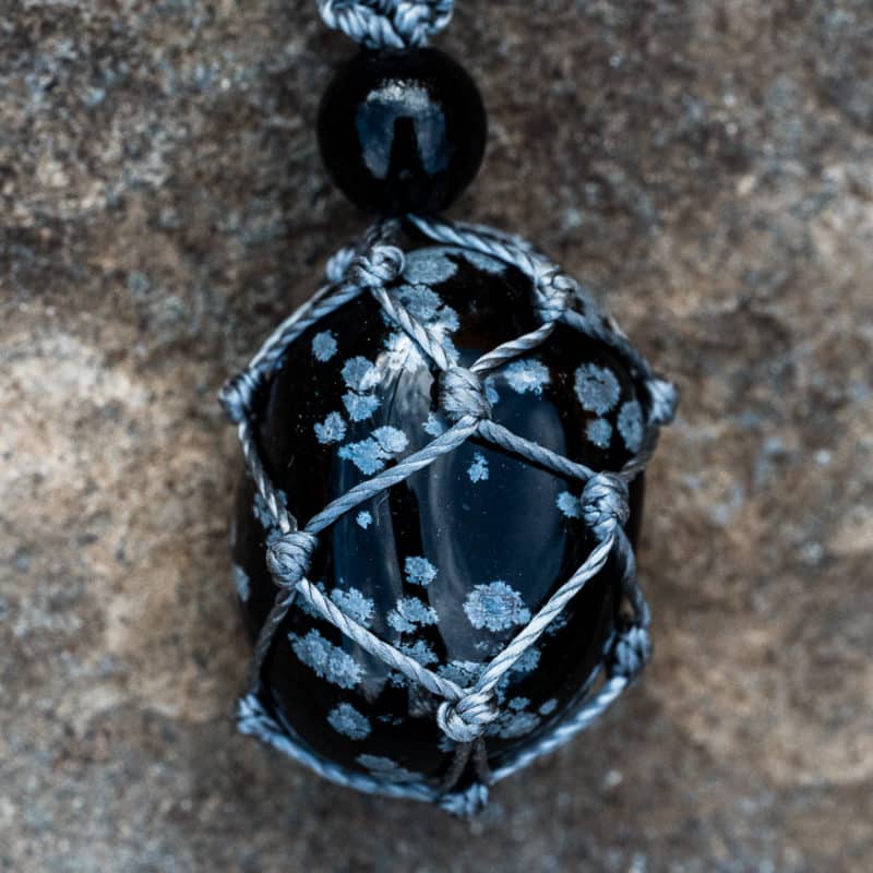 Mineraux et macrame collier micro macrame Obsidienne mouchetee 2