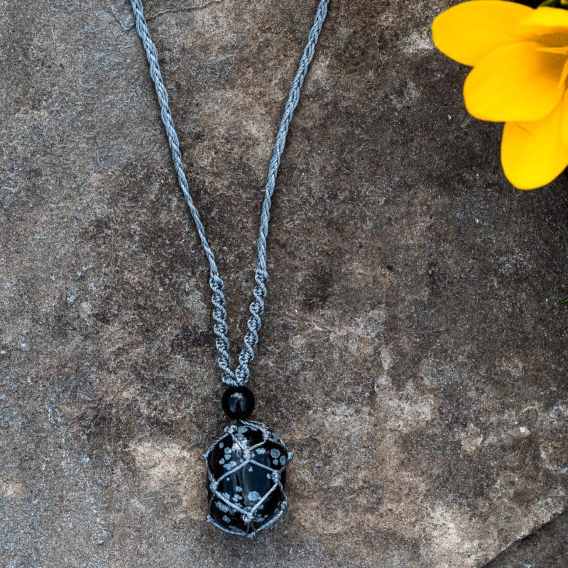 Mineraux et macrame collier micro macrame Obsidienne mouchetee 4